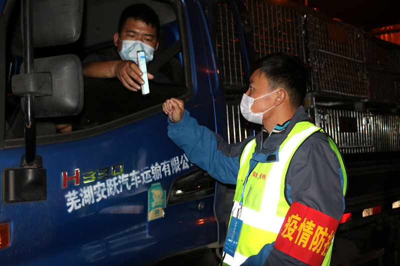 新一輪疫情發(fā)生后，安徽路橋迅速行動，組織全體職工和勞務(wù)工人進(jìn)行全員核算檢測，筑牢疫情防控第一道防線。此外，還積極投身屬地疫情防控，踐行國企擔(dān)當(dāng)。